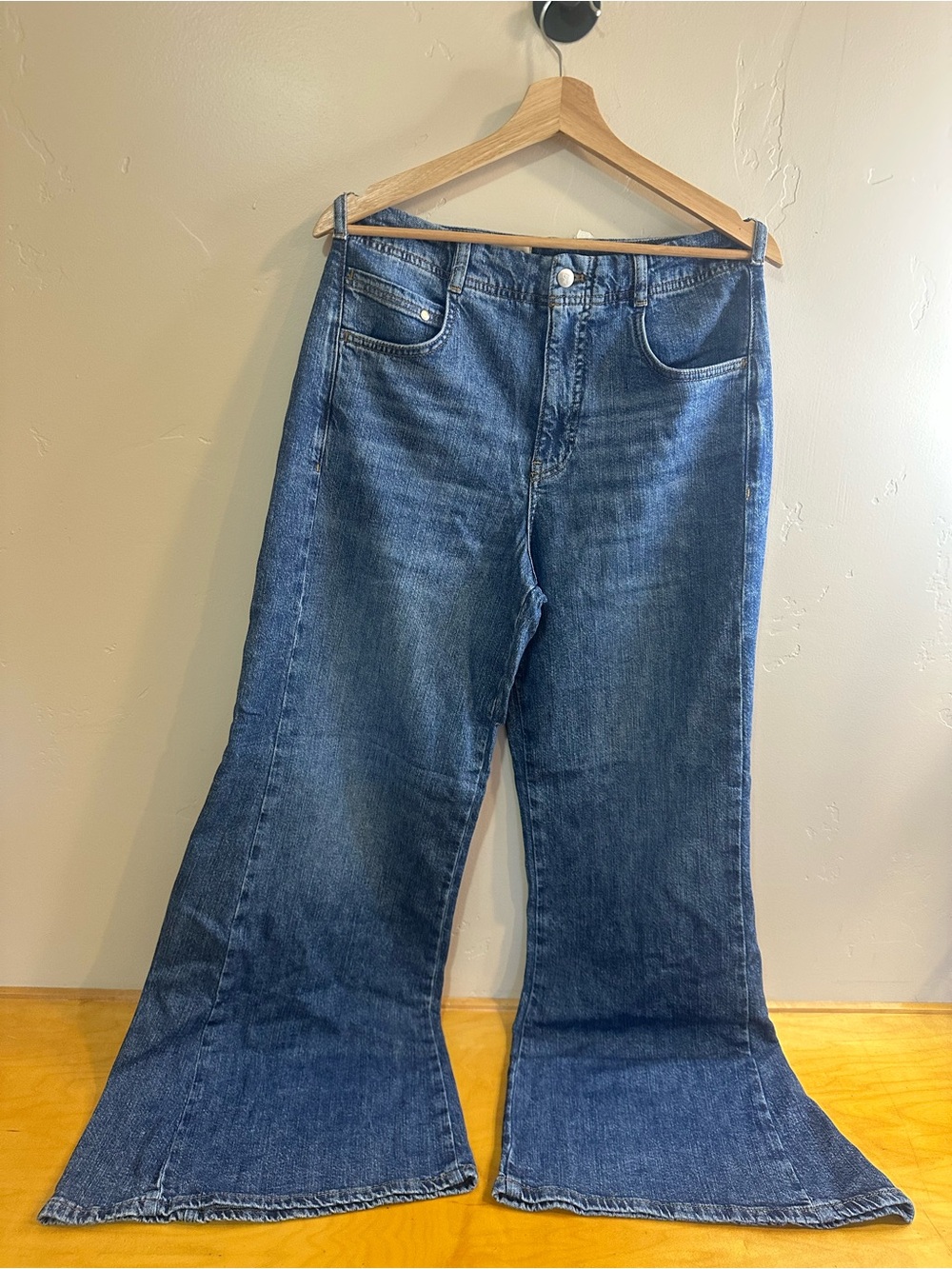Pilcro Anthropologie Wide-Leg Flared Jeans Size 29 NWOT - Picture 2 of 8